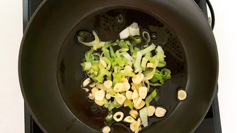 5分钟快手菜 干煸有机菜花,加入蒜片和葱花,煸炒出香味