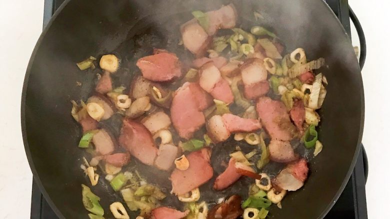 5分钟快手菜 干煸有机菜花,煸炒至腊肉变色