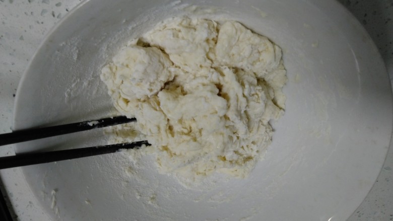 甜味盘丝饼,搅拌均匀后,一边搅拌一边加入水,搅拌成絮状。