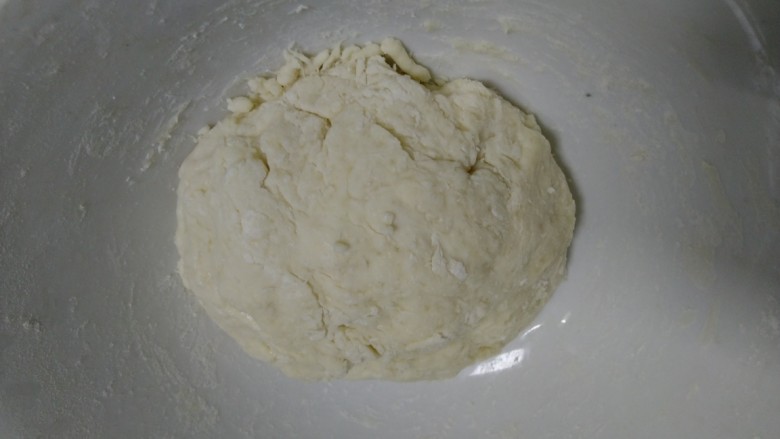 甜味盘丝饼,用手活成比较软的面团,盖上保鲜膜醒面30分钟。