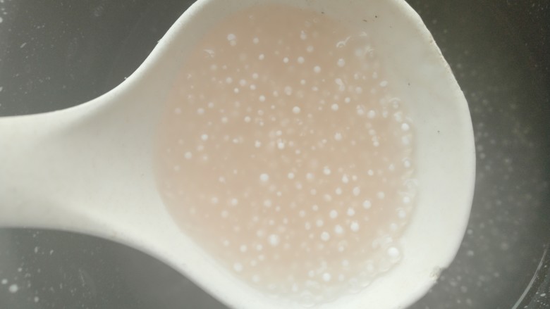 酸奶芒果西米露,西米煮至变软,中间有一点点小白点即可,关火,过冷水多投几次,备用。