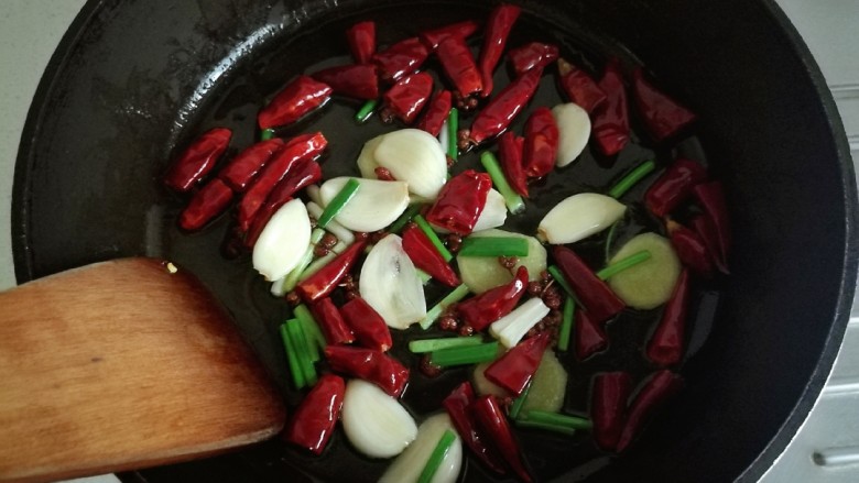 花椒鸡丁,再放入姜片,葱段和<a style='color:red;display:inline-block;' href='/shicai/ 2794'>大蒜</a>片炒香。