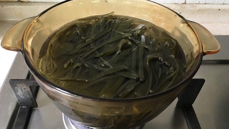 凉拌海带丝,海带丝加入锅里，加入适量清水，煮熟。清水以淹过海带丝为宜。
