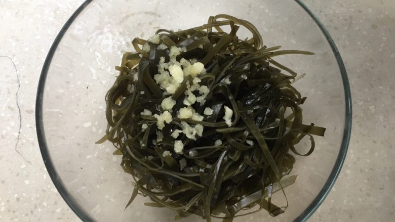 凉拌海带丝,撒入蒜泥。大蒜两瓣即可。