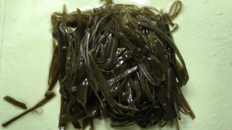 凉拌海带丝,切成丝，切得越细越好。