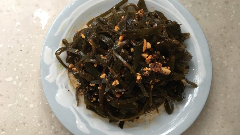 凉拌海带丝,取一平盘盛盘上桌食用。