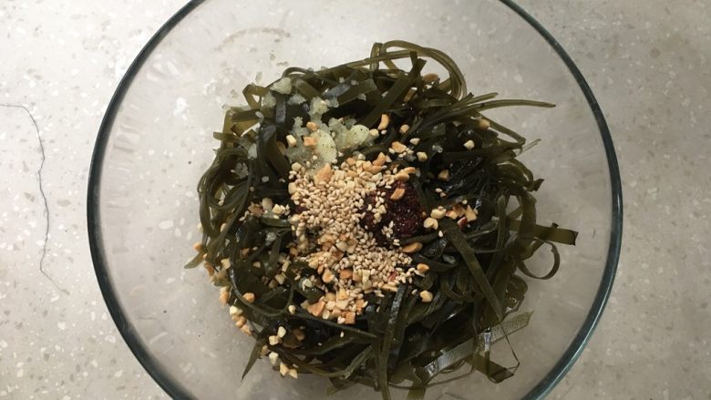 凉拌海带丝,最后撒上白芝麻、花生碎即可。白芝麻、花生碎提前微波炉叮熟。