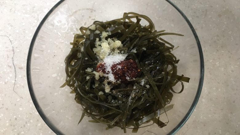 凉拌海带丝,撒上少许白糖，加入一勺油辣子。油辣子份量自己掂量，好辣的多放点就是。
