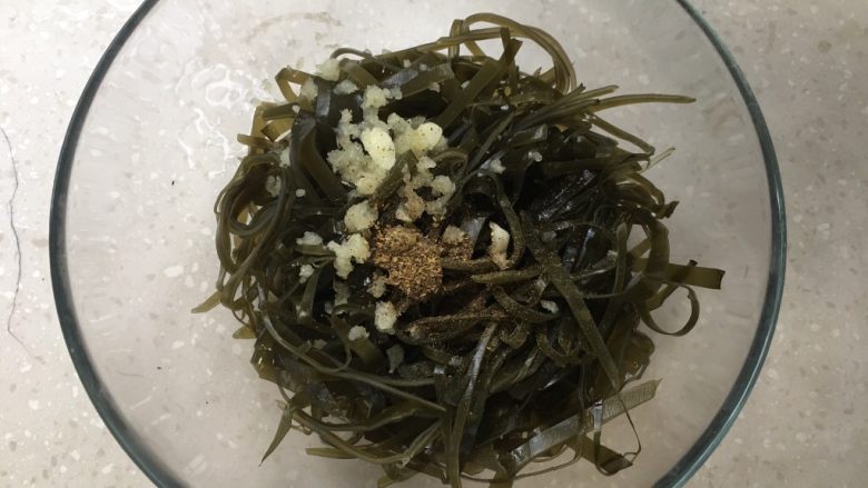 凉拌海带丝,撒入花椒粉，花椒粉少许就可以了。不喜欢花椒粉的可以不加。