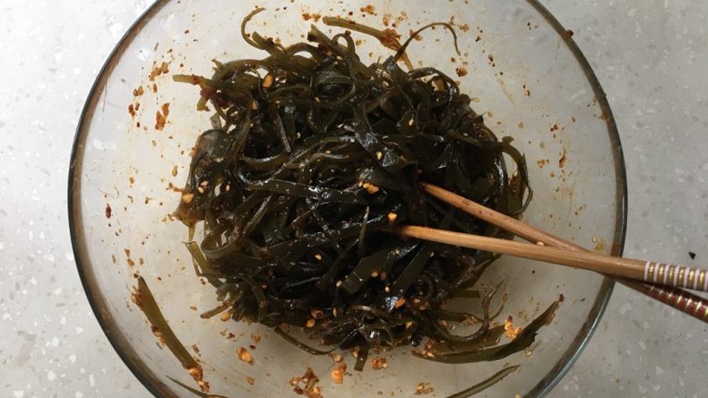凉拌海带丝,搅拌均匀，腌制5分钟左右入味透点，食用口感更佳。