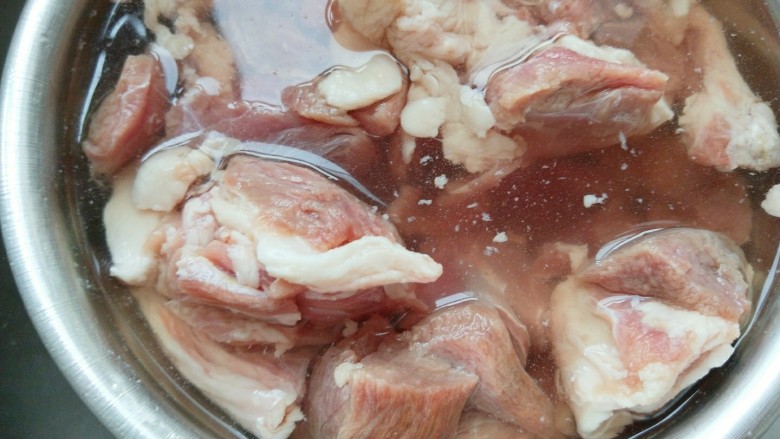 砂锅炖羊肉,<a style='color:red;display:inline-block;' href='/shicai/ 329'>羊肉</a>切成2毫米见方小块,泡入盆中洗干净。