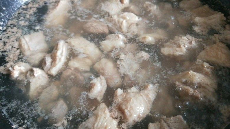 砂锅炖羊肉,锅中放入半锅水烧开,倒入羊肉煮开。
