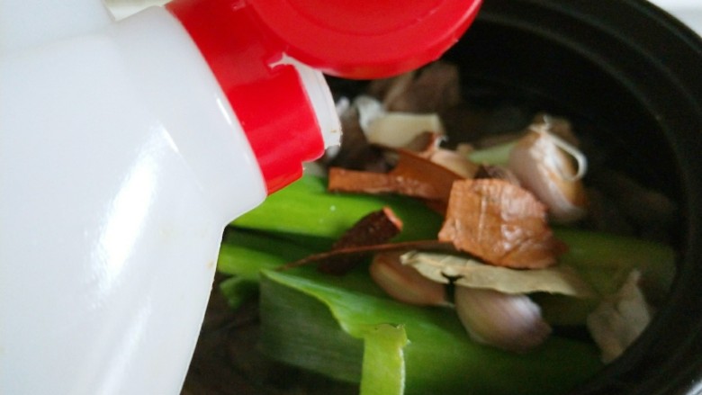 砂锅炖羊肉,放入姜块,加入<a style='color:red;display:inline-block;' href='/shicai/ 718'>料酒</a>。