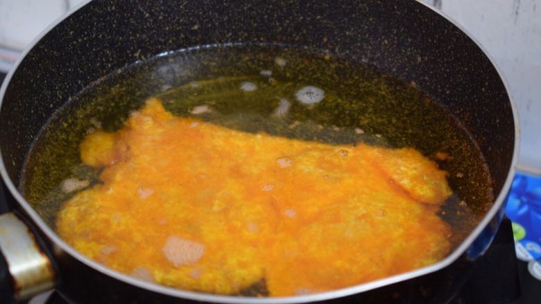 鸡腿披萨,锅中倒入适量的食用油烧热,放入鸡腿肉,小火炸熟