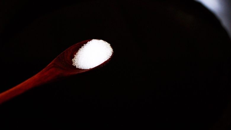 秋葵凉拌虾仁,锅中倒入适量清水煮沸后,加入一勺盐和一勺食用油