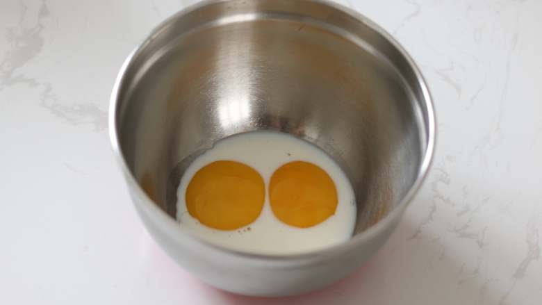 大概是目前最详细的了？—日式厚松饼,将蛋黄和蛋清分离。请确保装蛋清的容器干净无油无水。蛋黄部分加入<a style='color:red;display:inline-block;' href='/shicai/ 219'>牛奶</a>，蛋清放入冷冻室冷冻