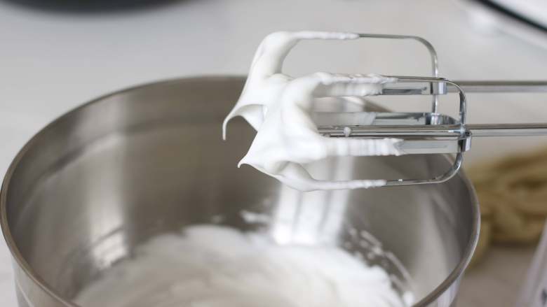 大概是目前最详细的了？—日式厚松饼,将冷冻室冷冻的蛋白拿出进行打发。新手的话建议砂糖分两次加入。先将蛋白直接打发至出现粗泡，然后加入一半糖打至细腻再加入剩余糖打至硬性