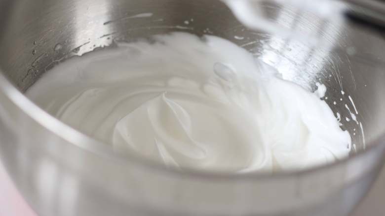 大概是目前最详细的了？—日式厚松饼,最后打发完成的蛋白状态
☆小贴士：
1.蛋白冷冻下降低温度可以打发后更强韧一些减缓消泡
2.砂糖分次加入可以使蛋白打发的更稳定。当然老手就无所谓了。
3.可以加入几滴柠檬汁或者食用白醋帮助打发。
4.蛋白打发不要问几档，因为每个人打蛋器不同。我个人一般都是高速打发，低速整理。主要是因为到后期不减档就容易打过