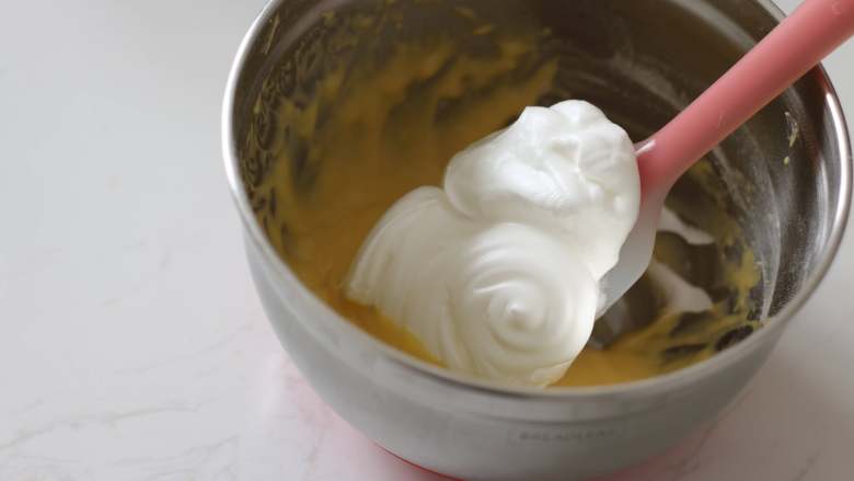 大概是目前最详细的了？—日式厚松饼,取1/3的蛋白加入前面做好的蛋黄面糊中，翻拌混合均匀