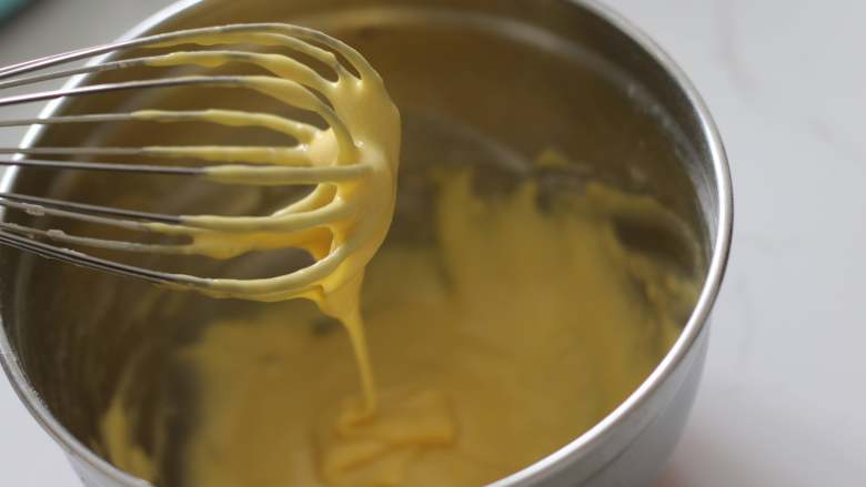 大概是目前最详细的了？—日式厚松饼,用蛋抽“之”字形手法混合均匀。快速混匀看不到干粉就停止，要避免起筋