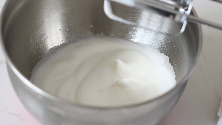 大概是目前最详细的了？—日式厚松饼,加入第一次砂糖后的细腻状态