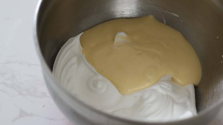 大概是目前最详细的了？—日式厚松饼,混合拌好的【步骤9】倒回剩余的蛋白霜中。注意，不要直接冲击蛋白霜。倒在我们刚刚挖取蛋白的空位上。翻拌混合均匀。