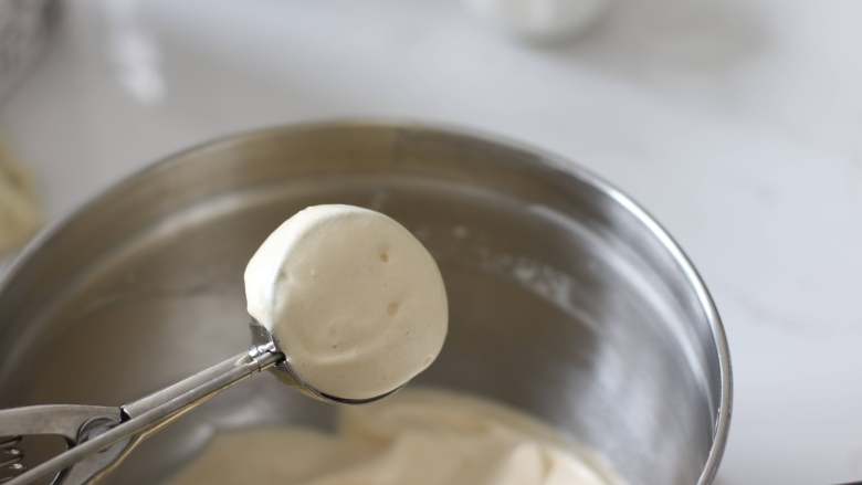 大概是目前最详细的了？—日式厚松饼,用冰淇淋挖球器挖一勺面糊在预热好的不粘锅上，再挖半勺堆叠起来。这时候我们蛋白打发和混合手法的重要性就体现出来了。如果不到位或者过度，就马上会摊开成一滩