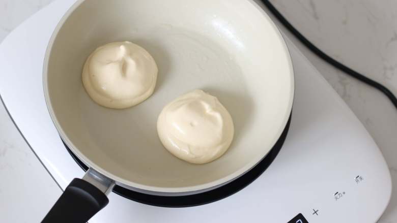 大概是目前最详细的了？—日式厚松饼,如果没有冰淇淋挖球器，请用勺子或者直接用刮刀舀面糊。不要装在裱花袋里挤，否则很快就会消泡。想要更高，一共可以堆叠3次面糊，但是也不要贪多。毕竟重量会比较大。最后松饼会摊的很开