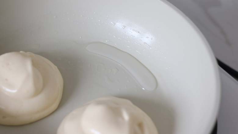 大概是目前最详细的了？—日式厚松饼,在锅的边缘倒一点水，注意不要流到松饼底下。然后盖上盖子。焖着加热5分钟。如果是明火记得用最小火！！！