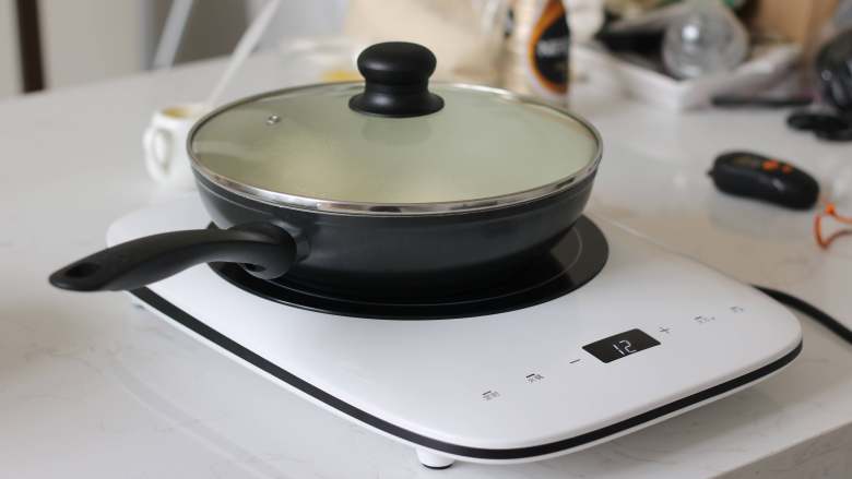 大概是目前最详细的了？—日式厚松饼,盖着盖子最小火加热5分钟后，我们可以翻面了（具体时间还是要看状态，也就是手指可以轻碰面糊，表面不粘手的情况下翻面）
☆【小贴士】
翻面时建议大家把锅从加热源上拿下来。这样也是给锅降温，防止上色过度