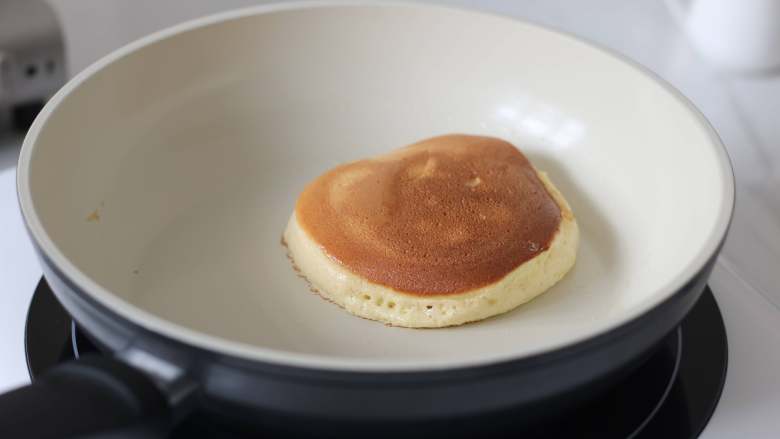 大概是目前最详细的了？—日式厚松饼,翻面后，明火的话继续用最最最最小火，锅边缘加少量水，焖10-12分钟。