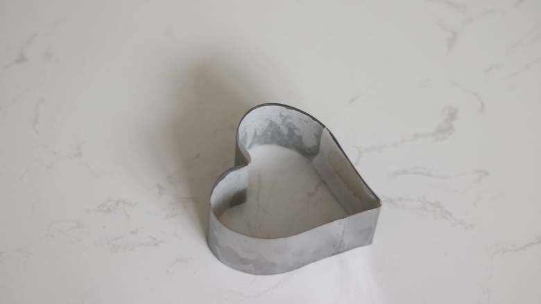 大概是目前最详细的了？—日式厚松饼,【扩展内容】
如果有小号的慕斯模具。可以边缘内壁涂抹黄油后，平整的贴上一圈烘焙油纸。