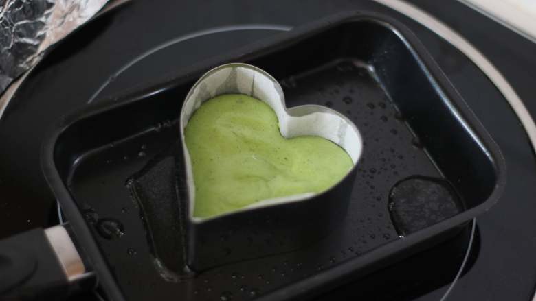 大概是目前最详细的了？—日式厚松饼,然后倒入约2/3高度的面糊。其他操作和前面不用模具的一样。这样最后出来的就是模具形状的松饼了（别用太小的锅子，容易水流到松饼下面，图中是突然想起来要做示范有没有空余锅子将就一下的。。。）