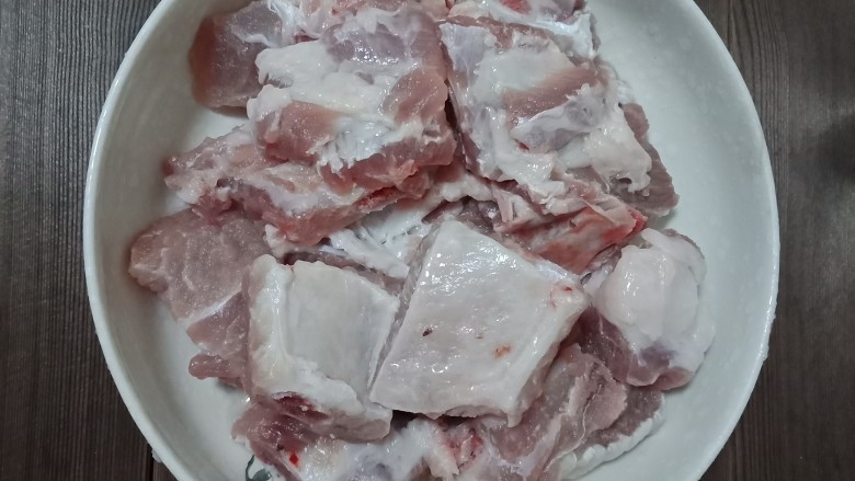 柠香酸梅小排,排骨洗干净,沥一下水