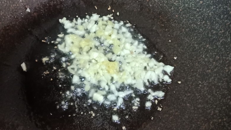 柠香酸梅小排,起锅烧热,倒入适量食用油,油烧热后加入姜蒜末炒香,炒到带点焦黄