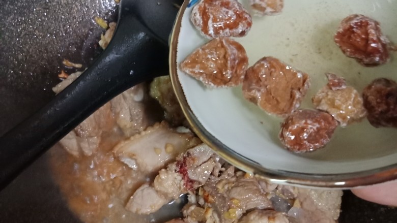 柠香酸梅小排,倒入话梅和水,再另外加入适量水,末过排骨就可以了
