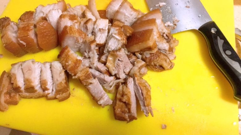 私房大块头红烧卤肉~
大块朵颐的快感!,肉捞出来,凉一下以后,可以切大片了,比较爱碎,要注意轻拿轻放,出刀稳准狠。