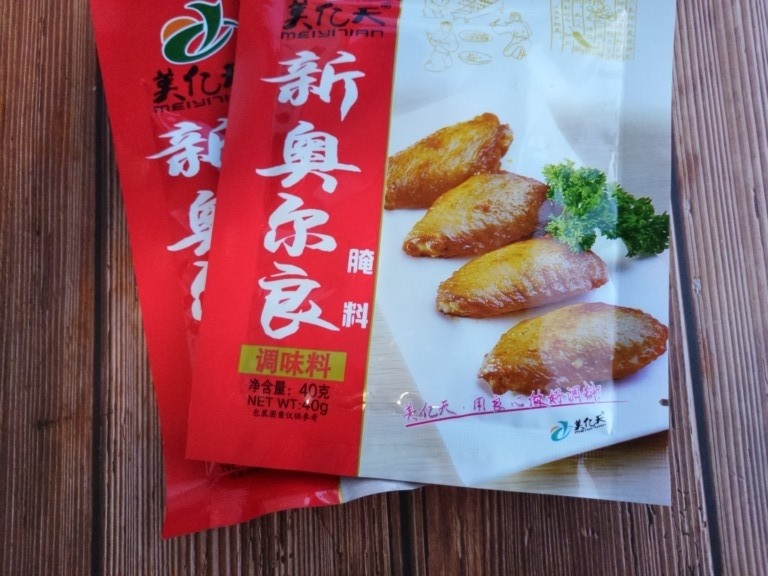 家庭版奥尔良烤翅,新奥尔良腌料是这样的,两袋。