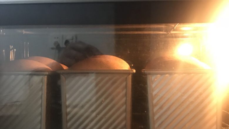 中种红糖枣泥吐司,送进提前预热好的烤箱中下层上下火180度42分钟,15分钟后加盖锡纸。