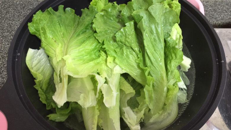 蚝油生菜,倒入少许油,加入生菜焯烫