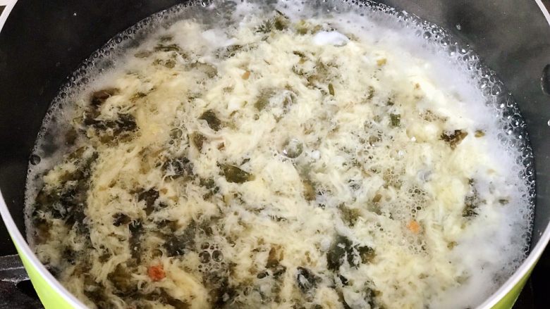快手营养早餐13,另一边沸水中加紫菜汤料包,打散1个鸡蛋倒入汤中,打成蛋花,紫菜蛋花汤完成;