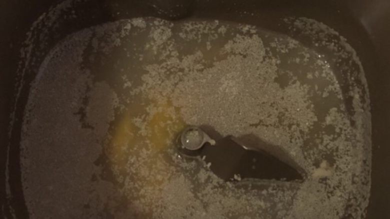 花朵餐包,所以液体倒入面包桶,倒入酵母静置5分钟溶解