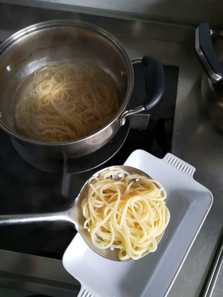 火腿煎蛋焗意大利面🍝,把面捞出放入烤盘
带点水,不用沥干水份