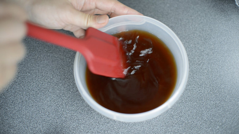 咖啡布丁,搅拌直到吉利丁完全融化。
放入4℃-12℃的冰箱冷藏室,冷藏12-24小时凝固。
冰箱温度高于12℃的须增加吉利丁用量的1/2,使凝固效果更好。