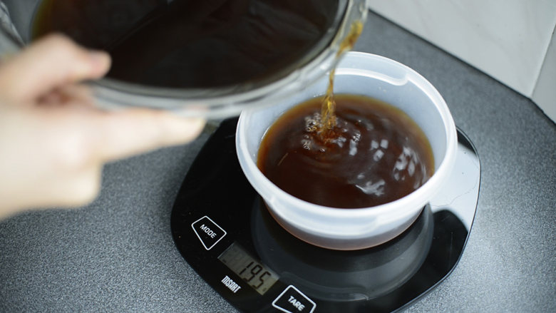 咖啡布丁,制作咖啡布丁。
室温超过25℃时,用冰水泡软吉利丁,以免吉利丁融化,室温超过30℃时,加入冰块也木有用,吉利丁会很容易破掉,所以天气热的时候,吉利丁软了马上挤掉水分待用。
称取200g咖啡液。
加入挤干水分的吉利丁。