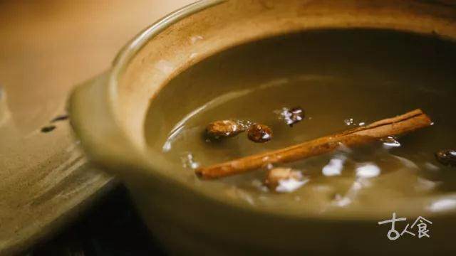 【荔枝膏水】,缩砂仁和肉桂加入五十克水,大火烧开后煎汁五分钟立即取出过滤