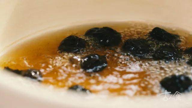 【荔枝膏水】,乌梅加入五百克水煎汁至汁液浓缩为原来的一半,出锅过滤