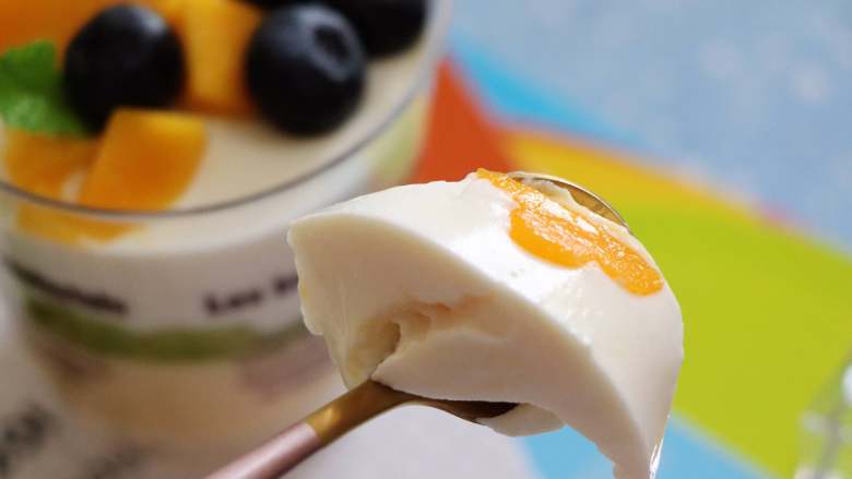 芒果椰奶冻 杨枝甘露般的美味,顶部放上芒果块或其他的水果,开动吧。