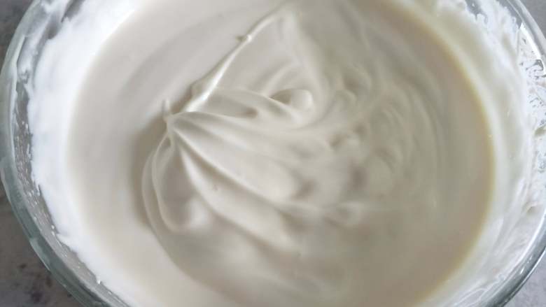芒果椰奶冻 杨枝甘露般的美味,淡奶油打到6分发,(有纹路,但还可以流动的状态)。