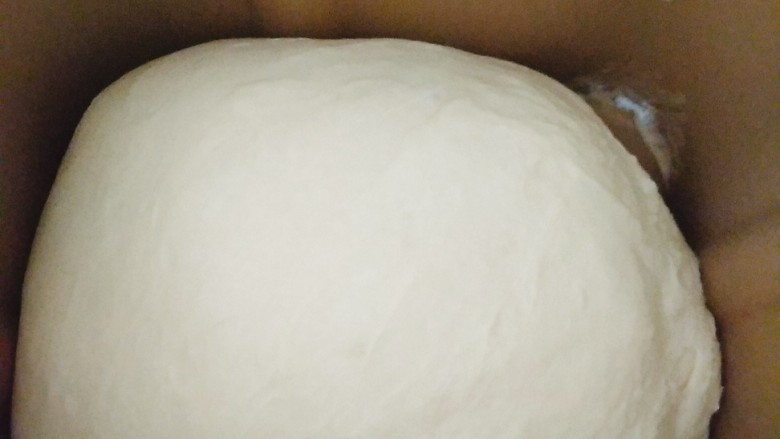 海苔脆肉松手撕面包~,揉完的面团,团圆放在面包机里,选择低温发酵30分钟左右,发酵到面团之前的2倍至2.5倍大(时间和温度作为参考,一定看状态);